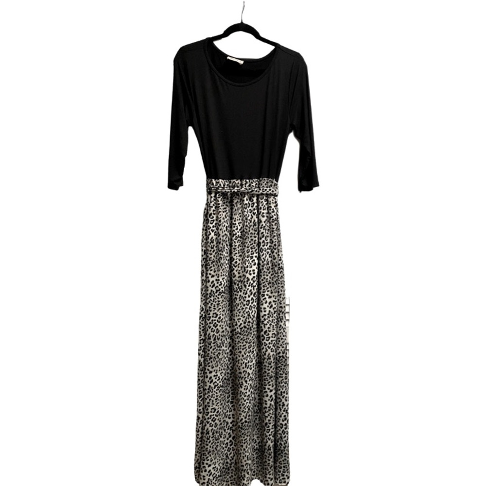 3/4 Leopard Bottom Maxi Dress size medium! Worn once, great condition!
